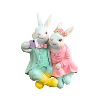 Casal de Coelhos Tirando Self Decorativo de Resina 16cm